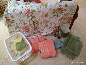 lot 256 image: Peacock Shower Curtain w Towels, Bath Mats, Trash, Soap Dish & Hamper