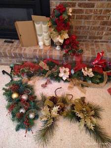 lot 262 image: Christmas Florals & Candles Lot
