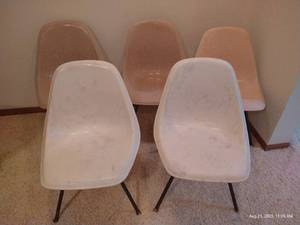 lot 264 image: (5) Very Comfortable Mid-Century Curved Chairs