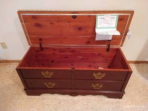 lot 266 image: Lane Cedar Chest w Safety Lock