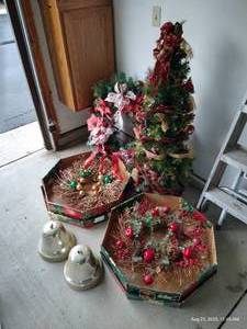 lot 283 image: Tall Christmas Tree Topiary, Three Large Wreaths