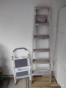 lot 284 image: Very Nice Step Stool & Step Ladder