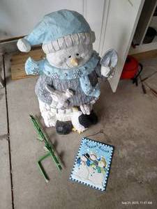 lot 285 image: 24 Snowman & Decor