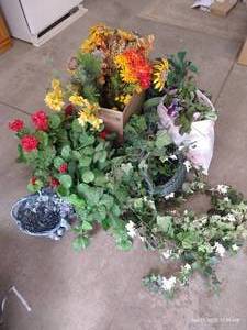 lot 291 image: Large Floral Lot- Picks, Garland, Etc