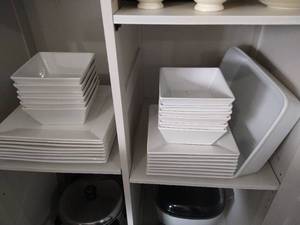 lot 298 image: Threshold Dishes Set
