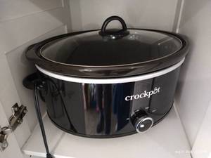 lot 300 image: Like New Crock Pot