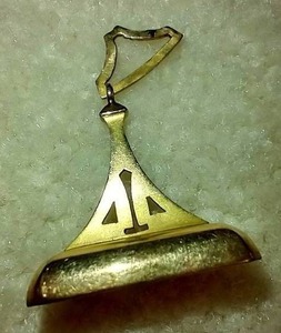 lot 313 image: Small Vintage Gold Pendant()