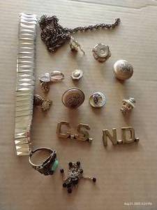 lot 331 image: Small Treasure Hunt of Vintage Pins & Buttons