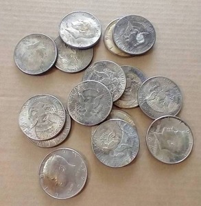 lot 335 image: (15) 1964 90% Silver Kennedy Half Dollars
