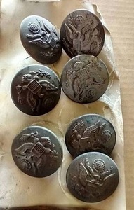 lot 340 image: (7) WW1 Army Buttons