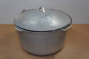 lot 167 image: Vintage Pot with Lid - 12