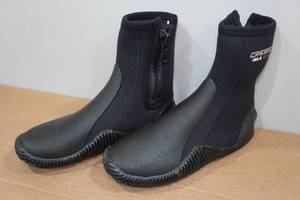 lot 223 image: Cressi Isla 2.5mm Neoprene Dive Boots - Size 5