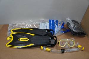 lot 238 image: Cressi Adult Rondine Palau Fin Snorkel Set - Fin Size LXL