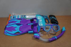 lot 239 image: Cressi BluLove Kids Snorkel Set - Fin Size SM