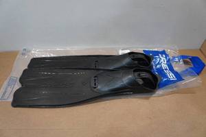 lot 242 image: Cressi Rondinella Snorkel Fins - 12-13, 47-48