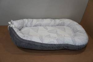 lot 7 image: Infant Lounger