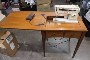 lot 77 image: Singer Sewing Machine in Cabinet