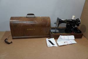 Vintage Singer Sewing Machine with Case