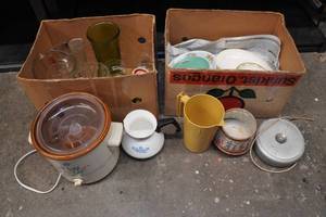 lot 132 image: Assorted Kitchenware - Crockpot, Glassware, Plates