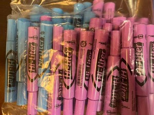lot 139 image: Avery Pink & Blue Highlighters