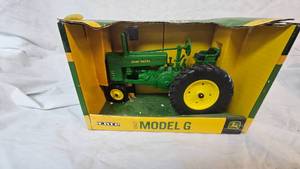 lot 5 image: 116 Scale Ertl John Deere Model G Tractor in Box