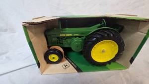 lot 7 image: 116 Scale John Deere Model R Diesel  by Ertl