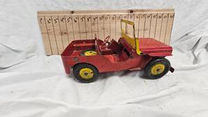 lot 19 image: 1940s-50s Marx Willys Jeep with Spare Tire