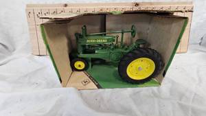 lot 31 image: 116 Ertl 1934 John Deere Monel A Unstyled Tractor with a Narrow Front
