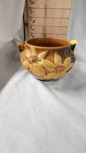 lot 60 image: Roseville Clematis Pattern Bowl 1940s