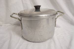 lot 273 image: Aluminum Kettle with Lid 6 tall by 9.25 diameter