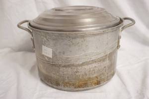 lot 275 image: Kettle and Lid 6.5 tall by 10.25 diameter