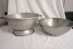 lot 306 image: 2ct Large Colanders