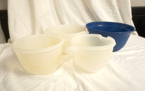 lot 314 image: 4ct Mixing Bowls (3 are Mix & Store)