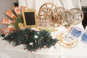 lot 321 image: Decor Lot
