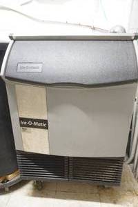lot 3 image: Ice Machine