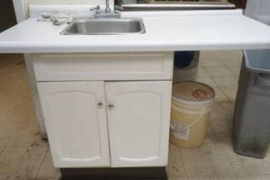 lot 5 image: Sink & Cabinet wCountertop