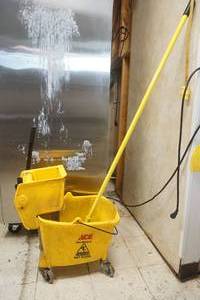 lot 16 image: Mop Bucket wMop