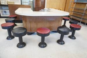lot 83 image: Horseshoe Bar w9 bar stools