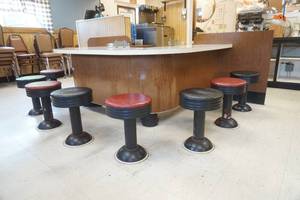 lot 84 image: Horseshoe Bar w9 bar stools