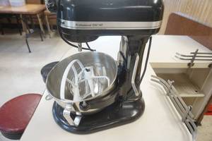 lot 88 image: Kitchenaid Professional 550 HD Mixer and Accessories