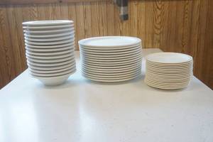 lot 138 image: Carlye Dinner Plates, Soup Bowls, and Dessert Plates