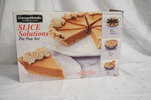 lot 154 image: Slice Solutions Round Pie Pan Set