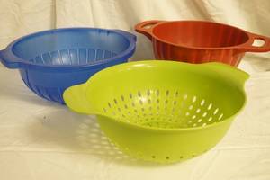 lot 157 image: 3 Large Plastic Colanders