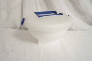 lot 160 image: Poly Serving Bowl wlid and handles