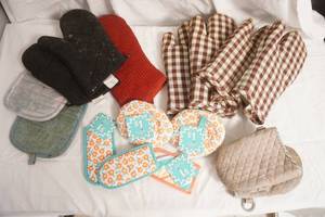 lot 192 image: Oven Mitts and Handle Mitts