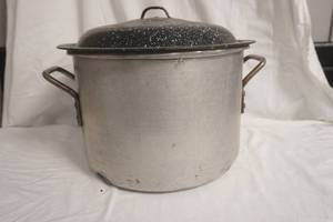 lot 206 image: Large Aluminum Kettle wGranite Ware Lid