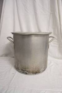 lot 207 image: Large Aluminum Kettle wLid