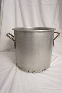 lot 208 image: Large Aluminum Kettle 12.5 wide by 12 tall