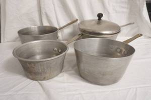 lot 210 image: Aluminum Pots 1 lid (doesnt fit very well)