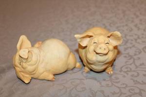 lot 9 image: Set of 2 Smiling Pig Figurines Ceramic Decor